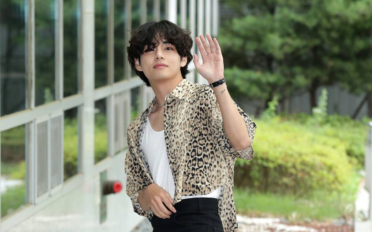 Outfit 'Sengaja' Diubah, V BTS Bakal Bikin Lebih Menggila jika Tampil Ala Model Asli Celine