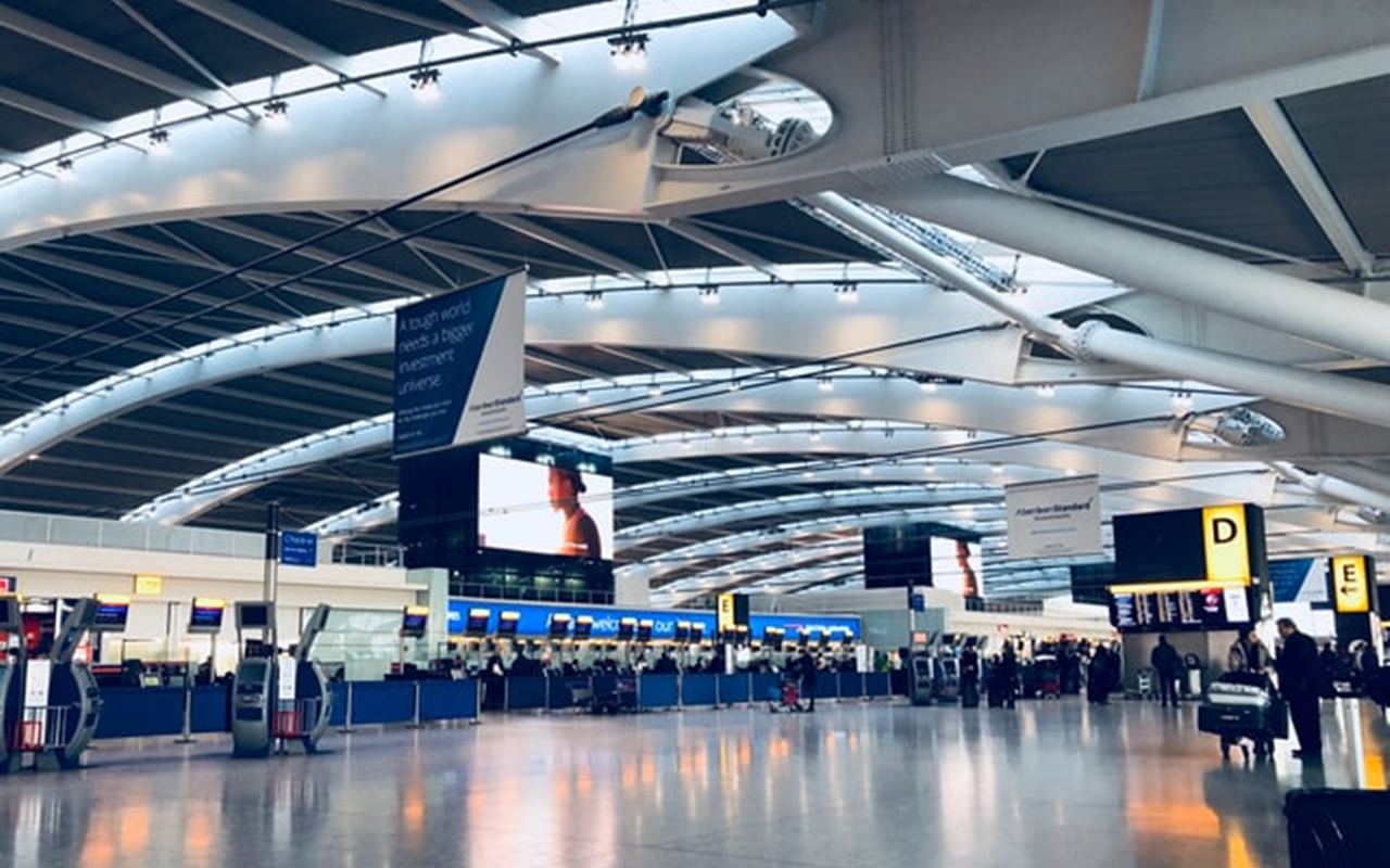 Curhat Penumpang Soal 'Kekacauan Total' di Bandara Heathrow London Usai 30 Penerbangan Dibatalkan 