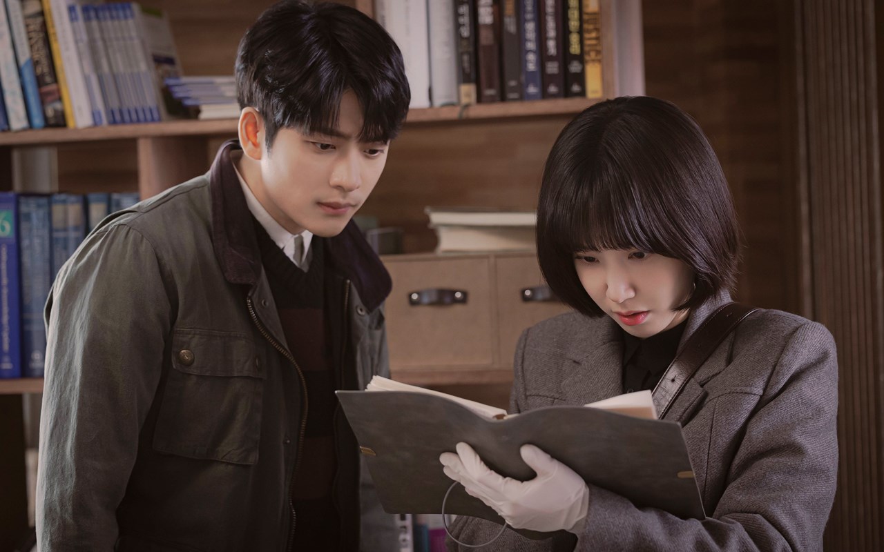 Kang Tae Oh Tercengang Park Eun Bin Pakai Gaun Pengantin di 'Extraordinary Attorney Woo', Ada Apa?