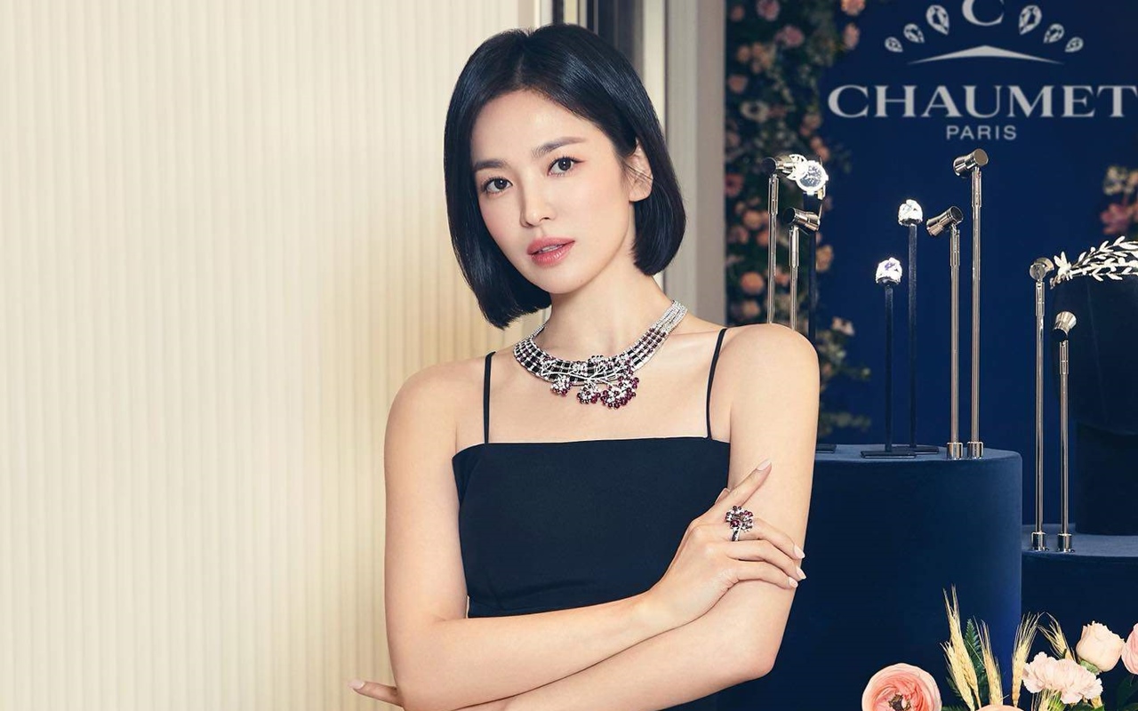 Jadi Trending, Song Hye Kyo Pakai Sederet Perhiasan Mahal Saat Berangkat ke Paris