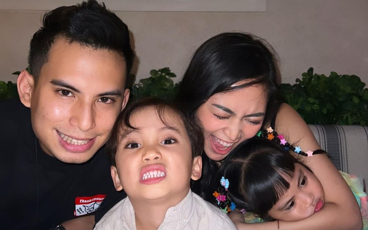 Momen Okin Mewek Temani Istri Lahiran Viral Lagi, Penampilan Rachel Vennya Berhijab Kembali Disorot