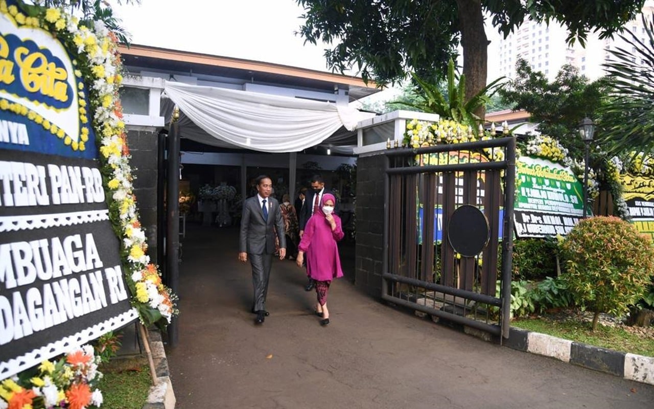 Jokowi dan Iriana Langsung Takziah ke Rumah Duka Tjahjo Kumolo Setibanya di Tanah Air