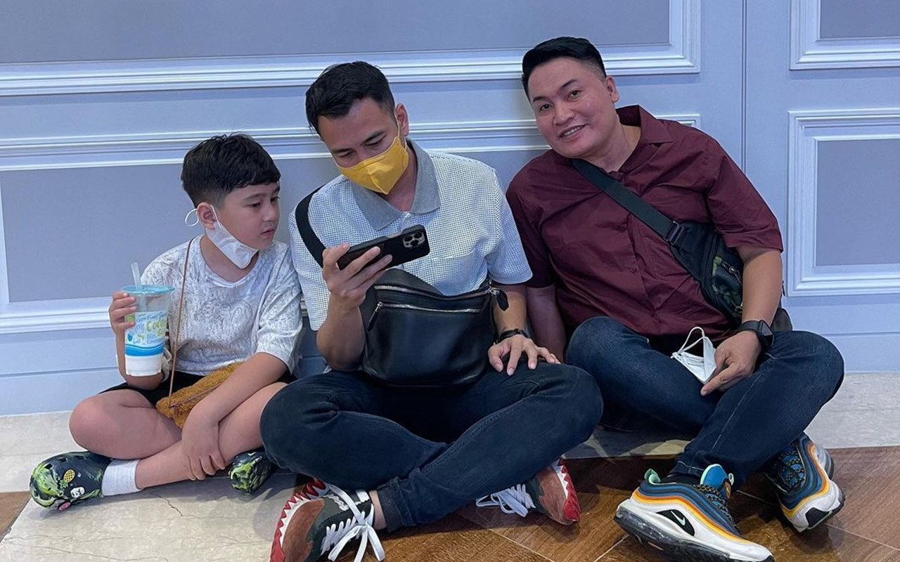 Raffi Akui Sedih Tak Dekat dengan Sang Putra, Rafathar Justru Asyik Beri Pelukan Hangat ke Merry
