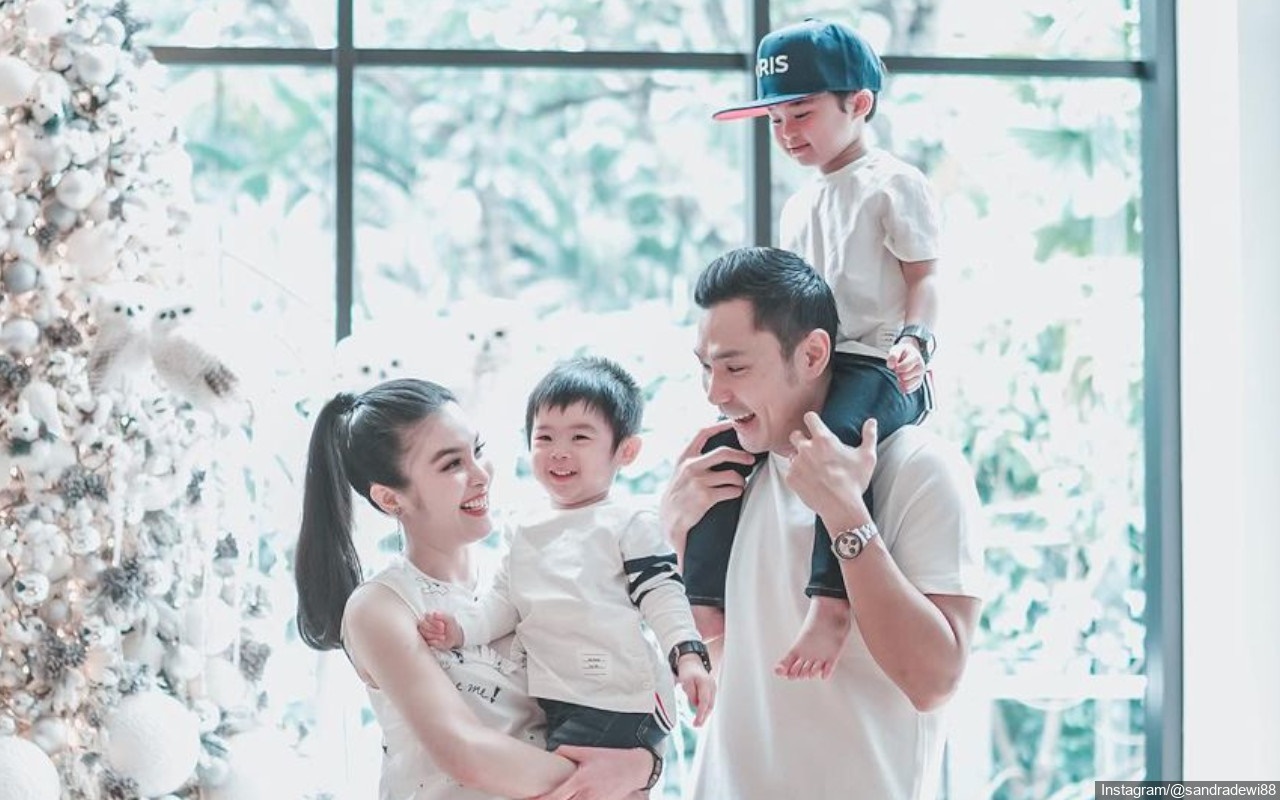 Sandra Dewi Cuma Bisa Foto Keluarga Seadanya Saat Liburan, Atraksi Anak-Anak Curi Fokus