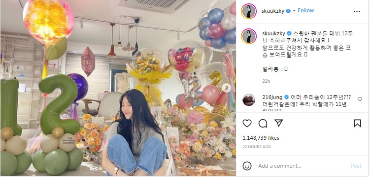 Dikelilingi Bejibun Hadiah dari Penggemar, Suzy Rayakan Debut Anniversary Ke-12