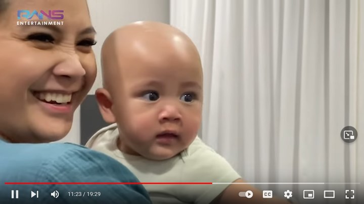 Rayyanza Super Anteng Saat Rambut Dicukur Habis, Nagita Slavina Justru Gak Berhenti Ngakak