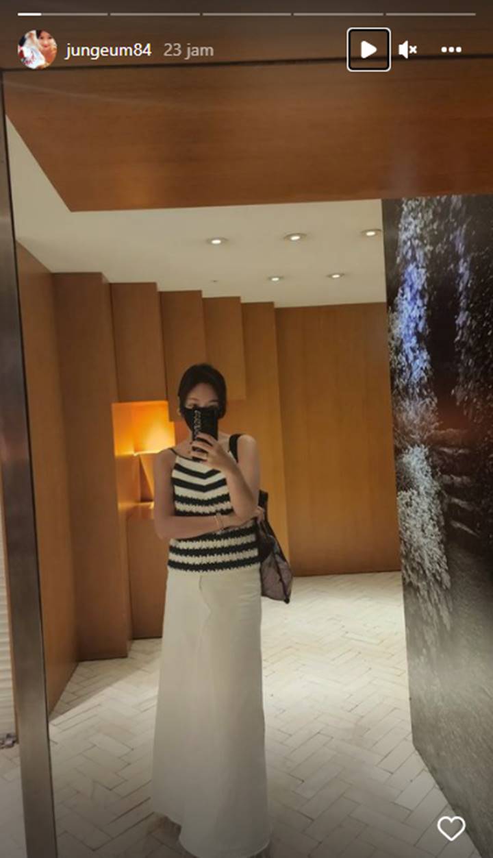 Gaya Kasual Musim Panas ala Hwang Jung Eum Tak Pernah Gagal Bikin Terpukau
