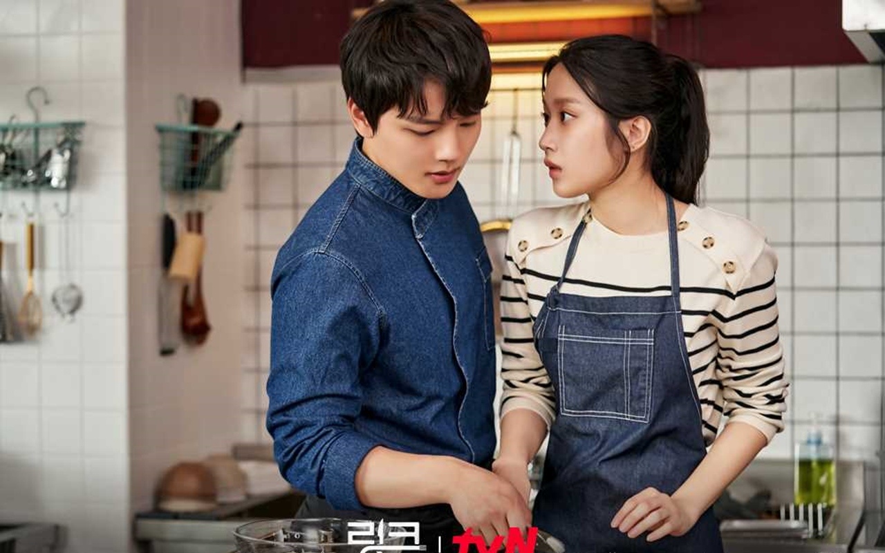 Yeo Jin Goo & Moon Ga Young Ciuman Hot di 'Link', Fans Pertanyakan Kapan Buka Resto