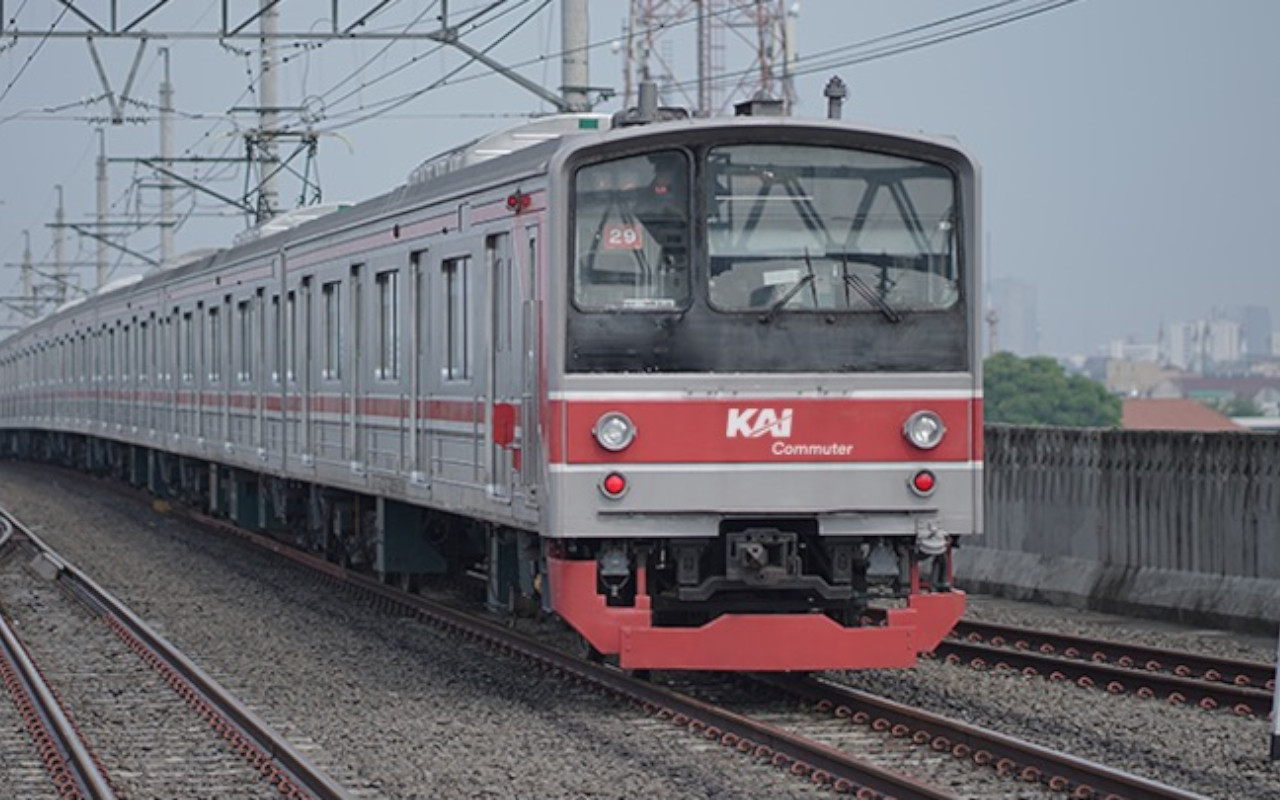 Kaca KRL Pecah Dilempari Batu di Stasiun Duri, KAI Pastikan Tak Ada Korban