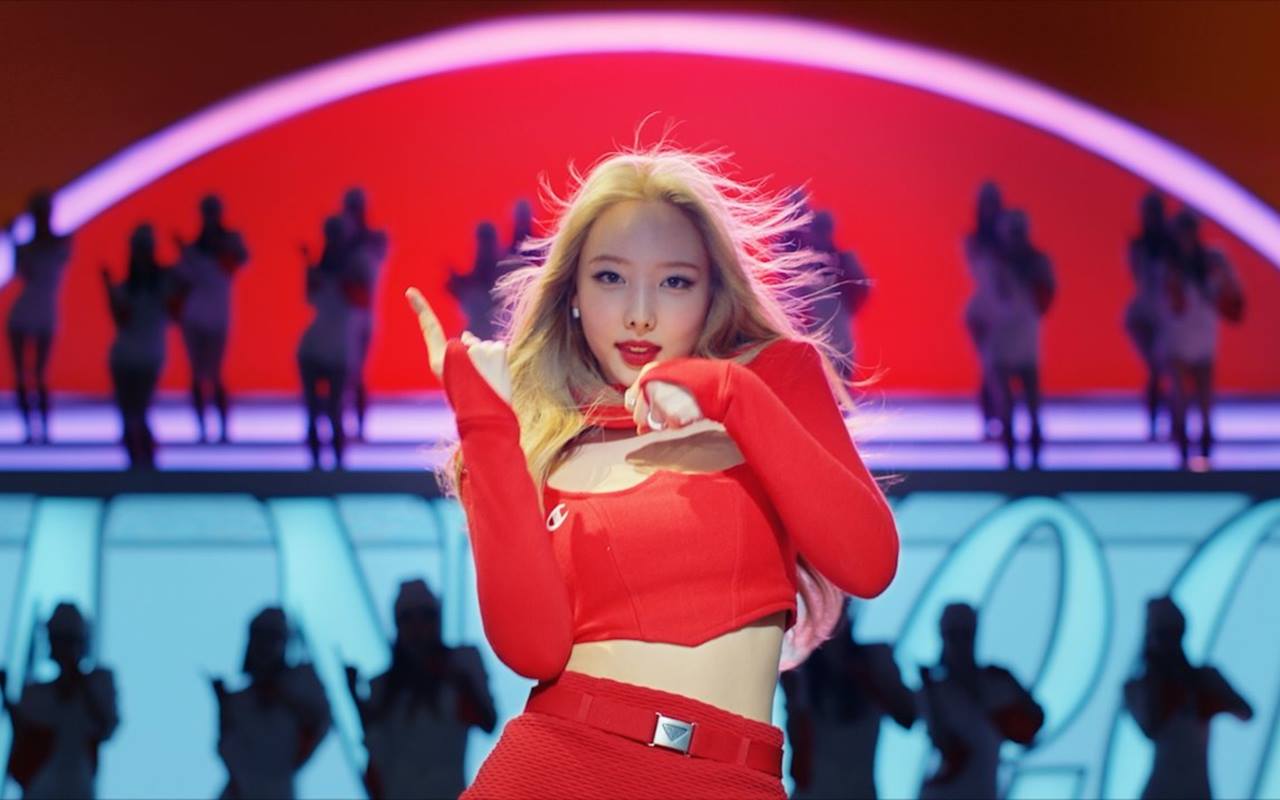 Terkesan Terbuka, Nayeon TWICE Malah Tampil Lebih Sopan dari Model Asli di Outfit 'POP!'