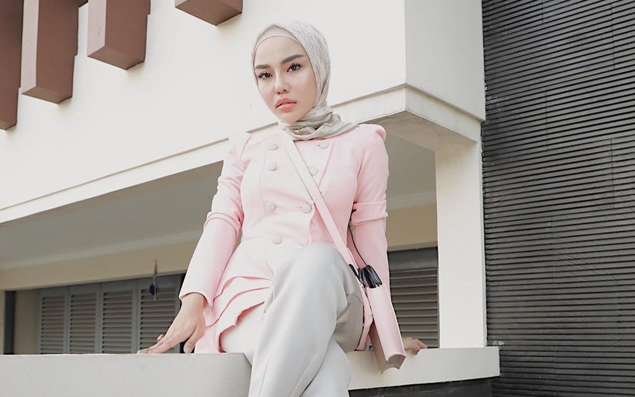Foto Medina Zein Pakai Baju Tahanan Bertebaran, Makeup Hingga Wajah Glowing On Point Bikin Salfok