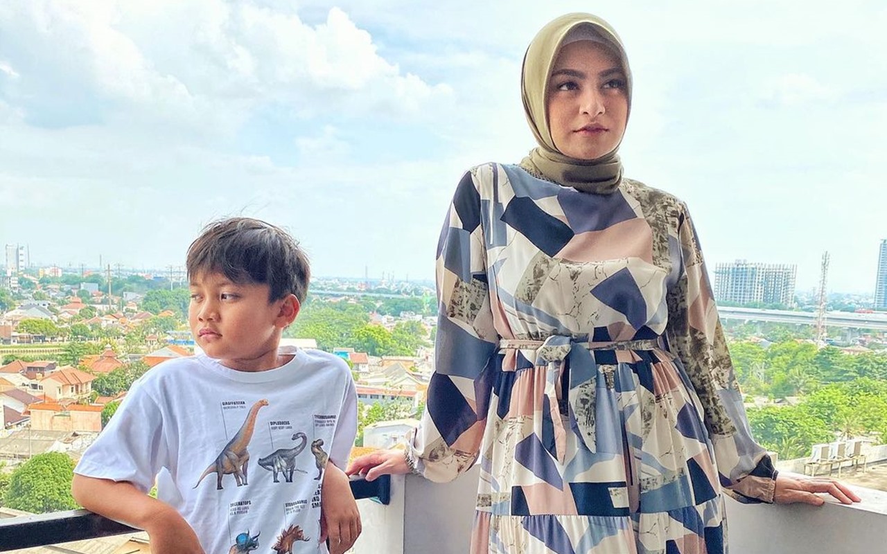 8 Potret Manis Nathalie Holscher dan Ferdi Sang Anak Sambung, Tak Hapus Foto hingga Beri Pesan Haru