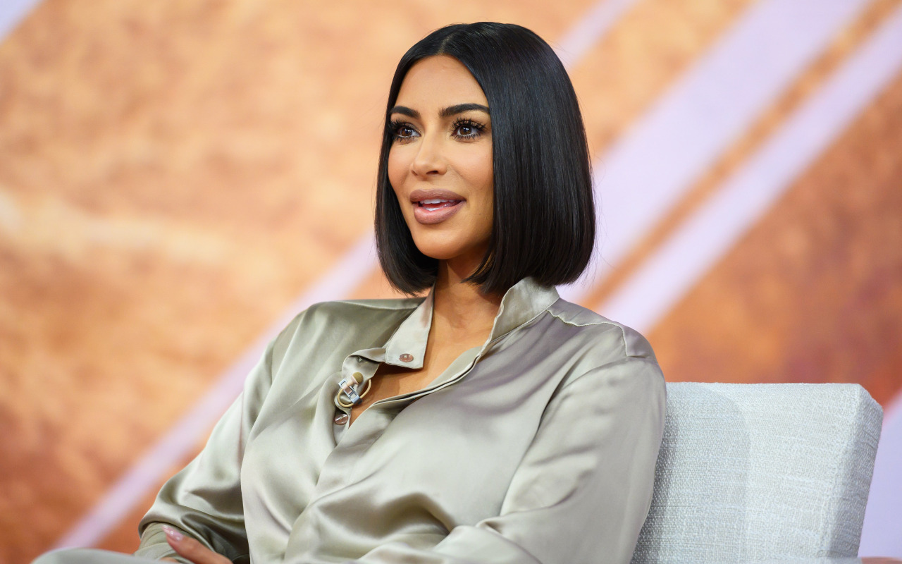 Tegas Tak Pernah Oplas Atau Filler, Kim Kardashian Bongkar Rahasia Perawatan Cantik Wajahnya