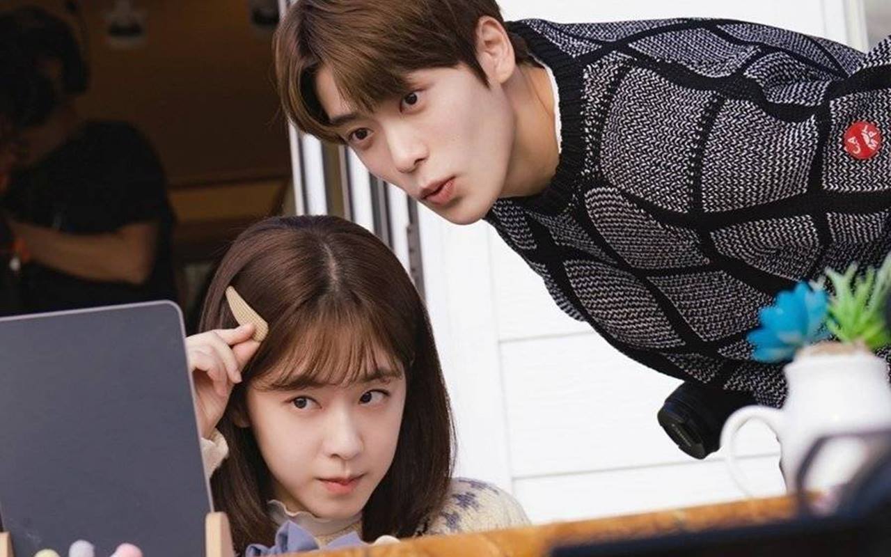 Tak Ada di Adegan, Jaehyun NCT Gandengan Mesra dengan Park Hye Soo di Lokasi Syuting 'Dear.M'?