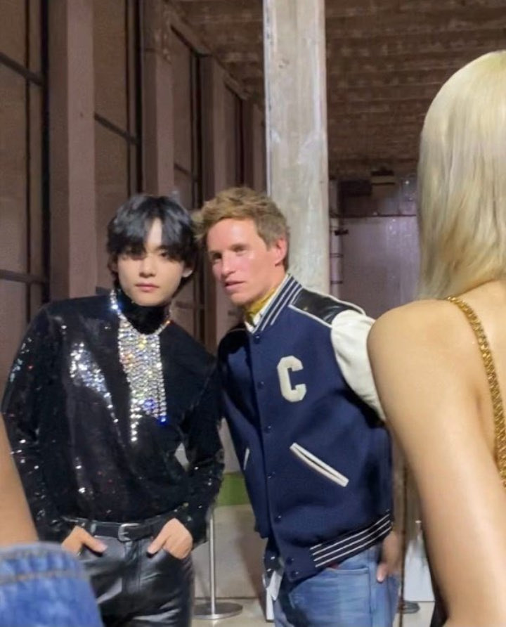 Sosok Lisa BLACKPINK di Potret V BTS Bareng Eddie Redmayne Bikin Salfok