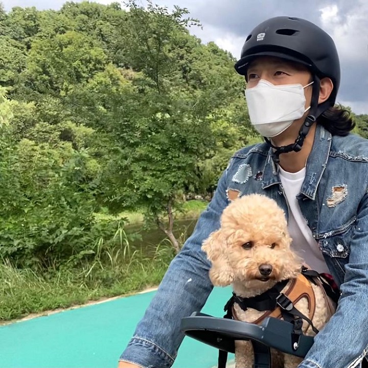 Bersepeda dengan Anjing Kesayangan