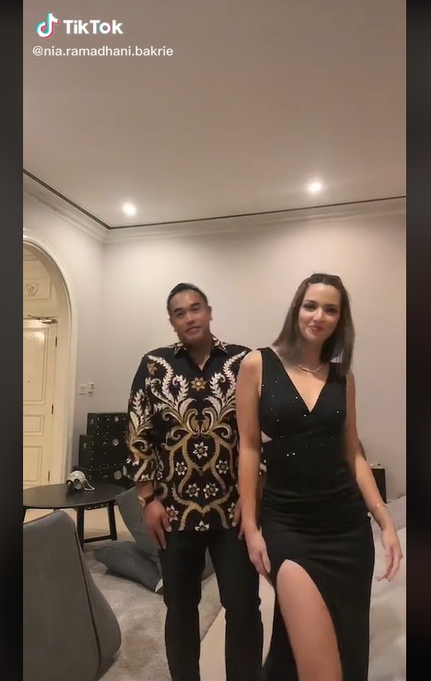 Penampilan Nia Ramadhani Saat Joget Bareng Suami Curi Atensi, Disebut Makin Begini
