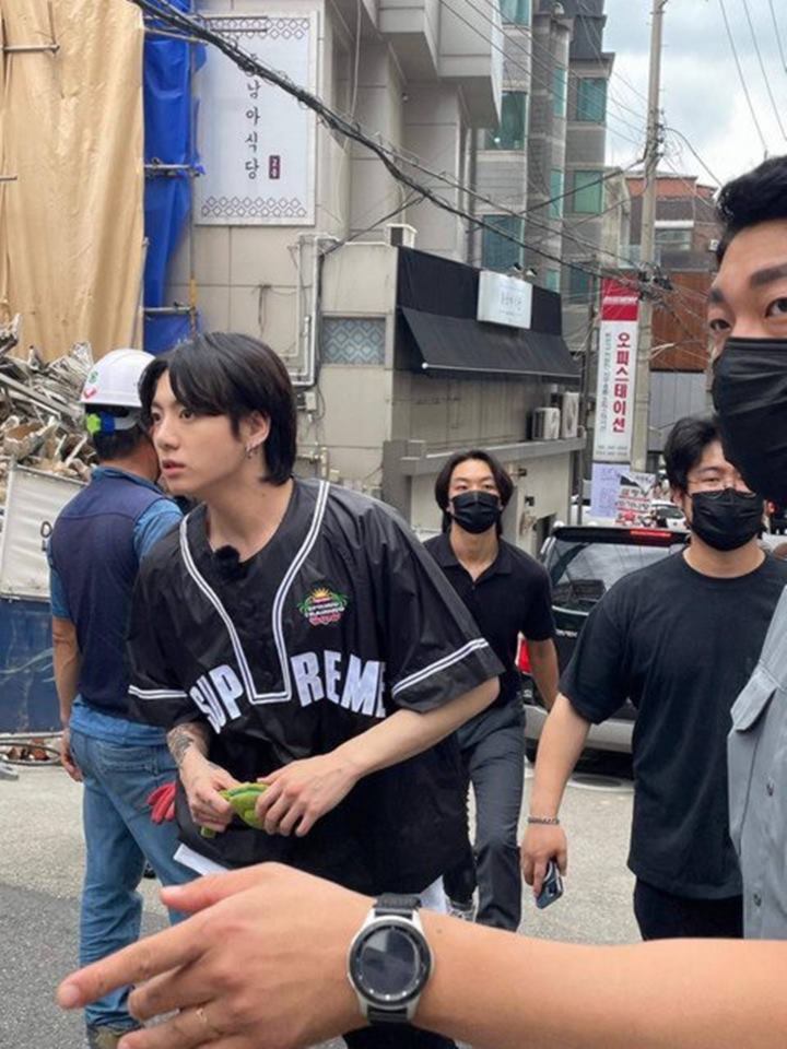 Potret Candid Jungkook BTS Bikin Heran, Bodyguard Ganteng Curi Fokus