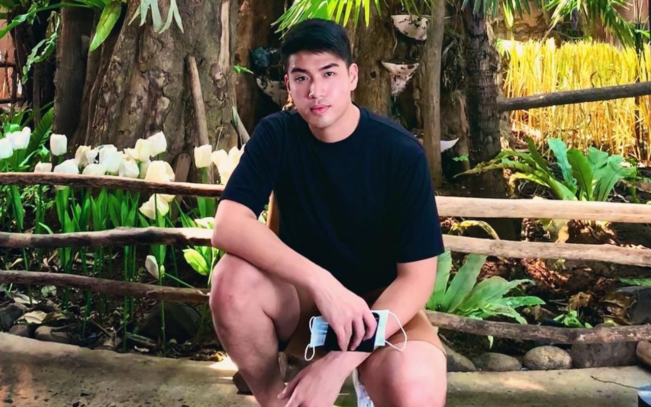 Victor Agustino Bikin Fans 'Mleyot' Saat Bagikan Pose Bak Pria Bad Boy