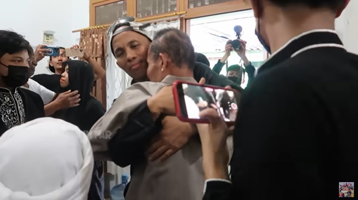 Momen Haru Ayah Atta Halilintar Akhirnya Bertemu Orangtua, Keberadaan Adik Dipertanyakan