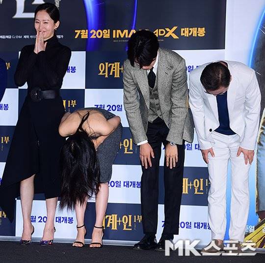 Kim Tae Ri menunduk sangat sopan kepada awak media