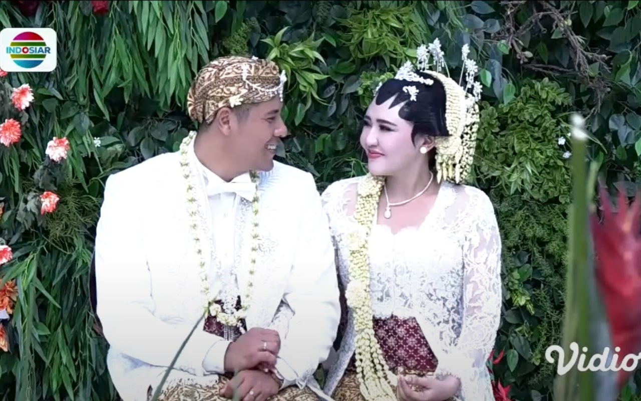 9 Potret Akad Nikah Via Vallen dan Chevra Yolandi, Filosofi Suvenir Penuh Makna