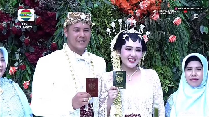 Bahagia Pamer Buku Nikah