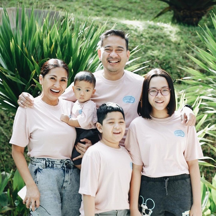 <i>Family Portrait</i> Lengkap 
