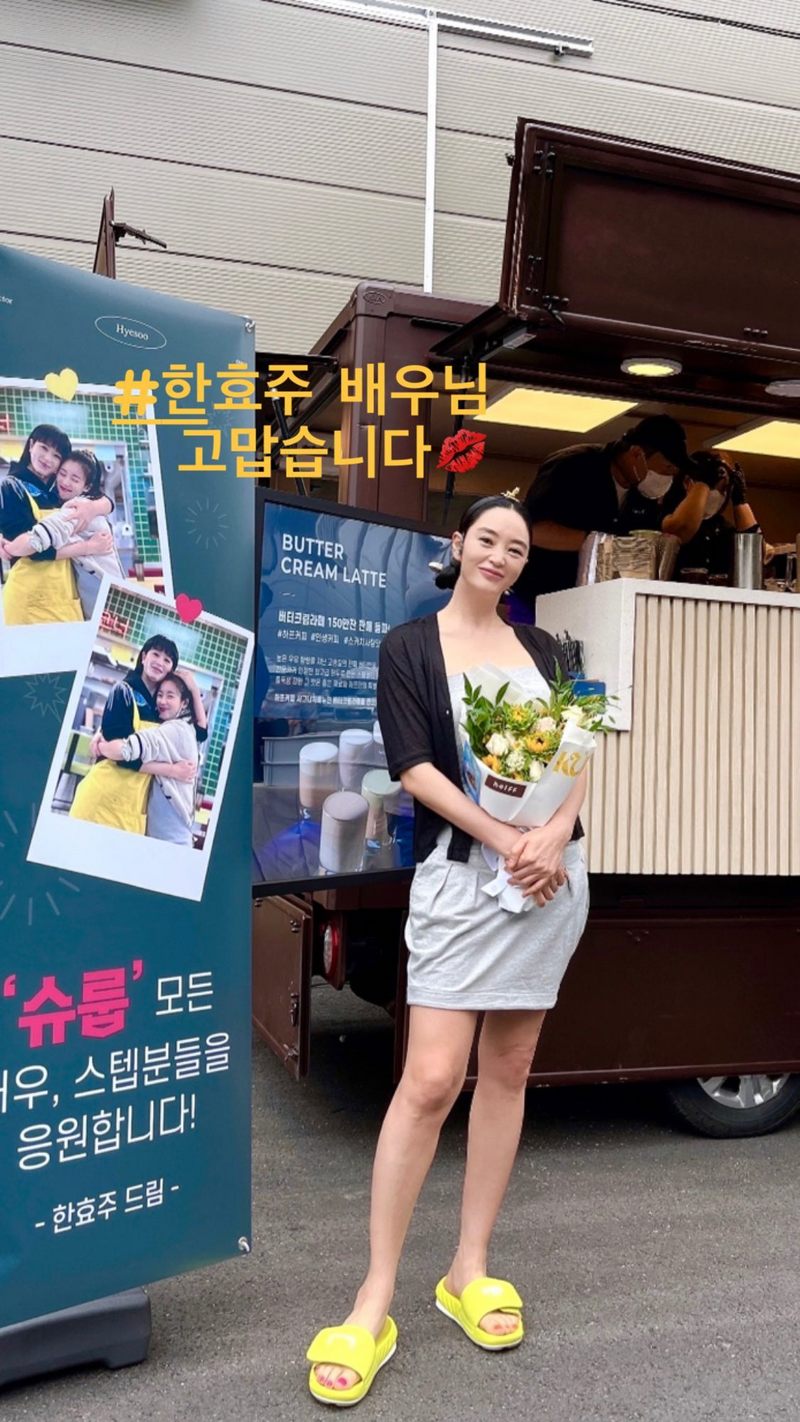 Bertubi Dikirim Hadiah, Kim Hye Soo Dapat Kejutan dari Han Hyo Joo di Lokasi Syuting \'Shuroop\'