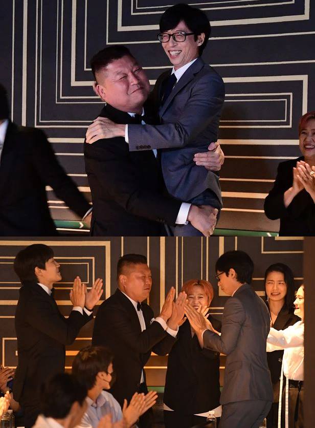 Momen pertemuan Yoo Jae Suk dan Kang Ho Dong di Blue Dragon Series Awards 2022