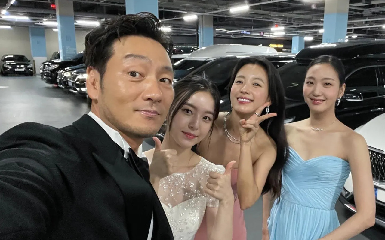 Blue Dragon Series Awards 2022: Para Artis BH Ent Jadi Perhatian dengan Foto di Tempat Parkir