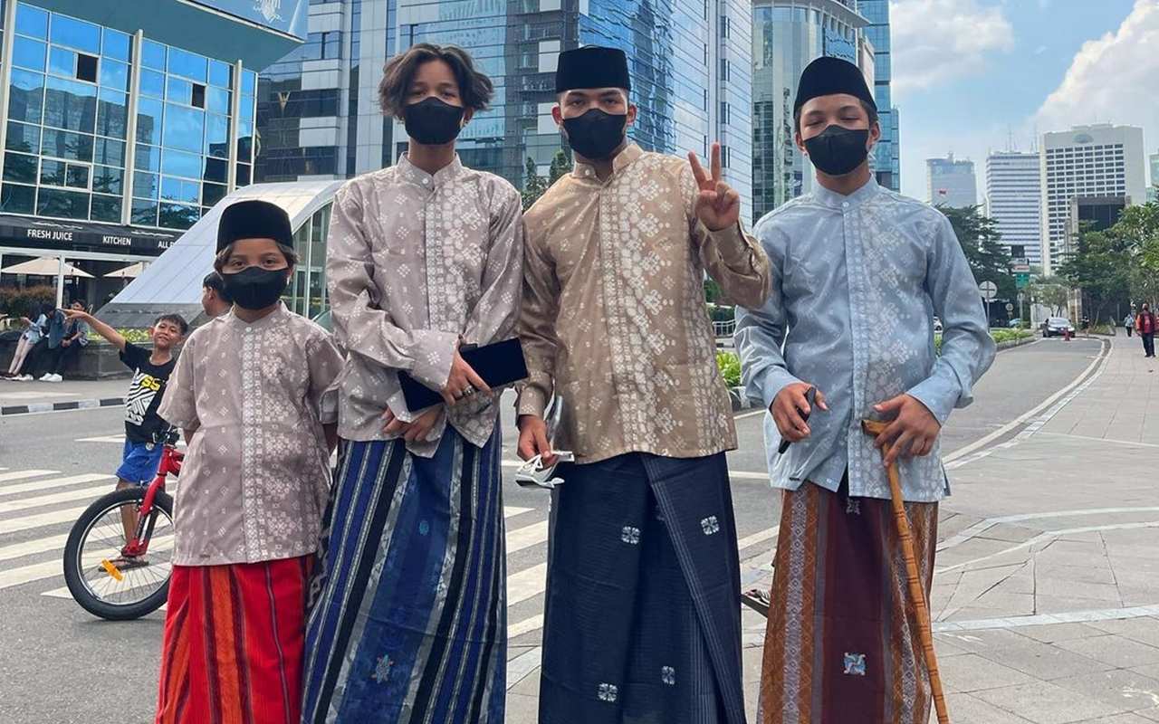 Gen Halilintar Pakai Sarung di Citayam Fashion Week, Attitude Fateh-Muntaz Bikin Gemas