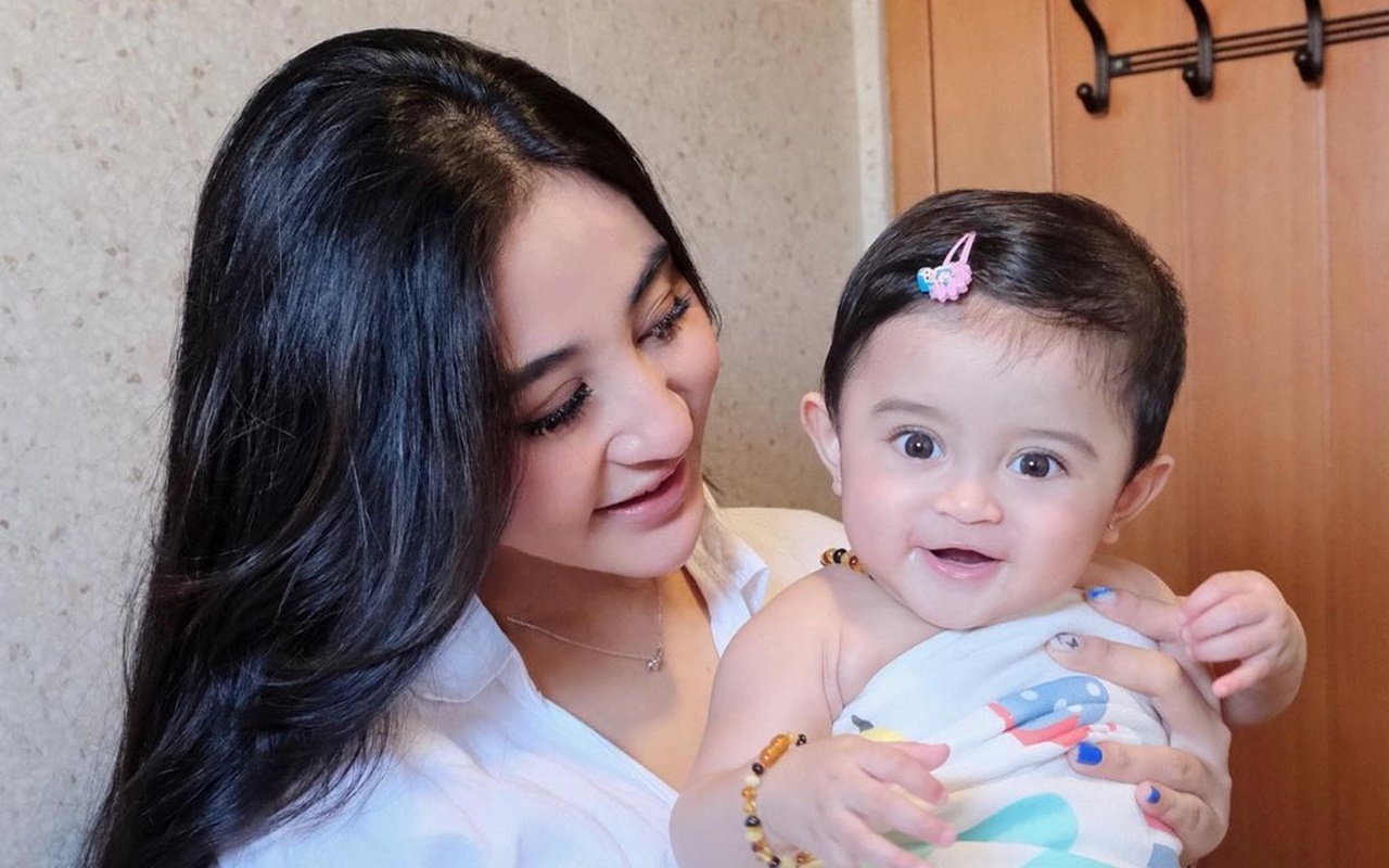 Margin Wieheerm Ikut Dandani Anak Pakai Wig, Baby Guzel Dipuji Makin Mirip Boneka Hidup