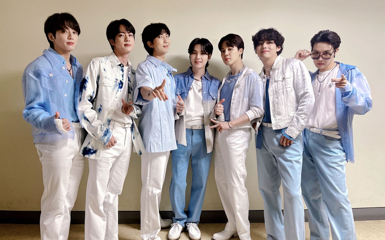 Bikin Gemas, Lucunya Member BTS Kena Demam 'Woo to the Young to the Woo'