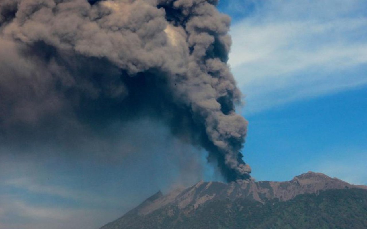 Gunung Raung Erupsi Dan Semburkan Abu Vulkanik, Penerbangan di Bandara Banyuwangi Tak Terpengaruh