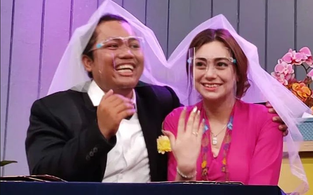 Dipangku Marshel Widianto Saat Pemotretan, Outfit Celine Disentil Terlalu Seksi?