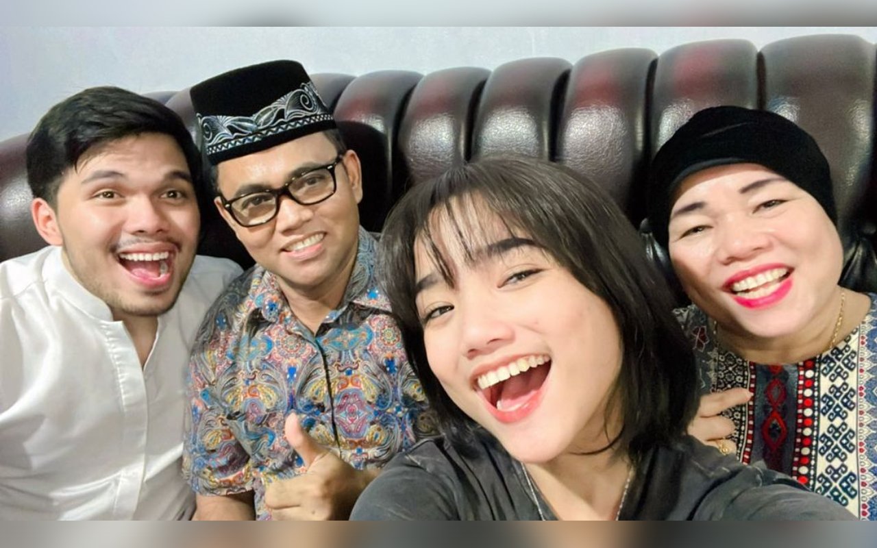 Momen Thariq Halilintar Hadiahi Oma Dewi 'Camer' Terkuak, Gelang Vanessa Angel Bikin Salfok