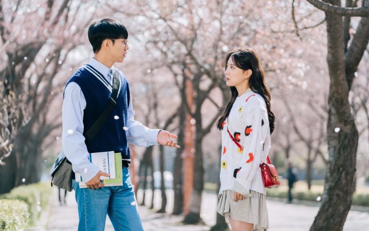 Lee Seung Gi dan Lee Se Young Romantis di Antara Sakura, Tim 'Love by Law' Bocorkan Syuting Pertama