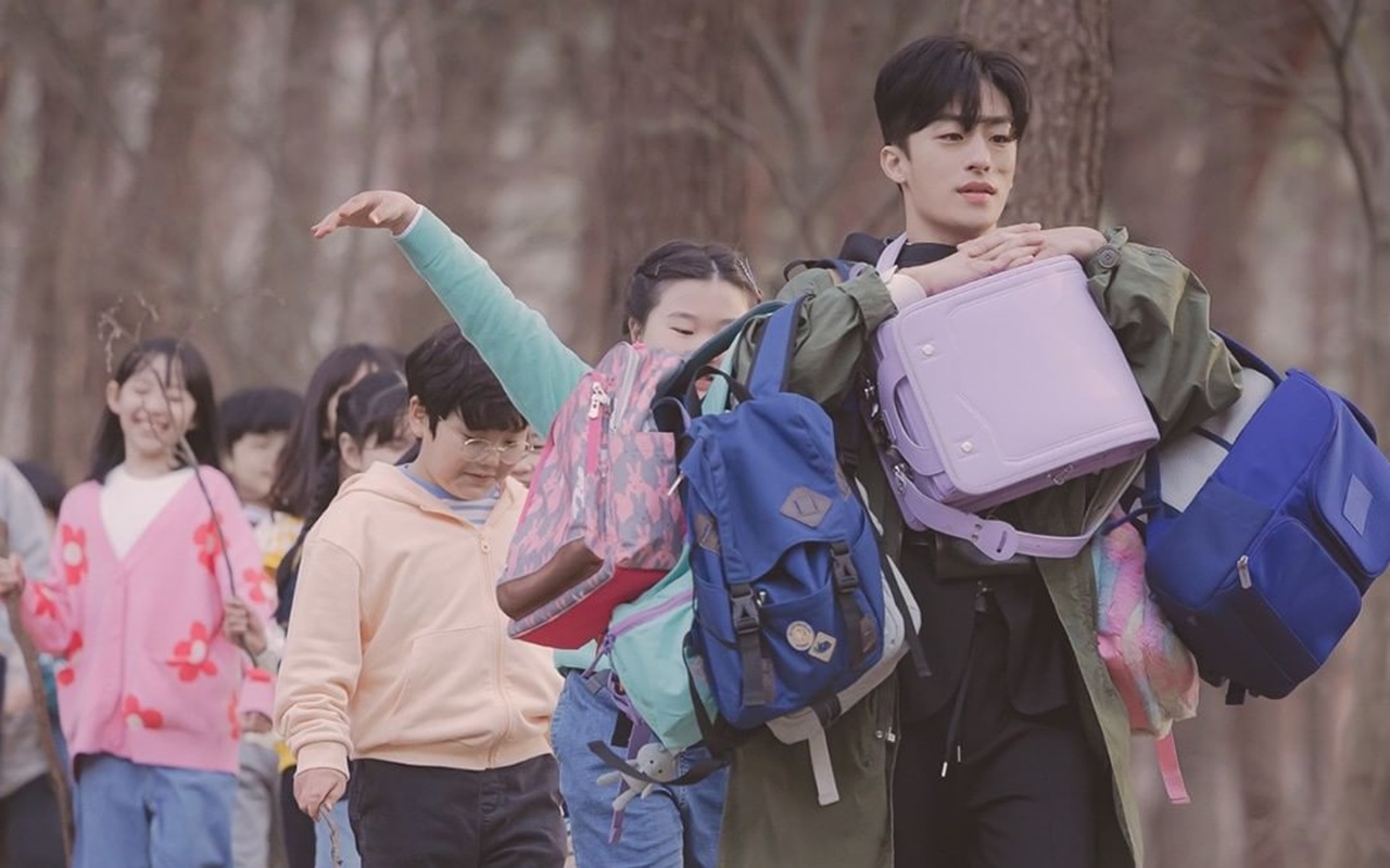 Koo Kyo Hwan Super Perhatian ke 'Prajurit Pembebasan Anak' Saat Syuting 'Extraordinary Attorney Woo'