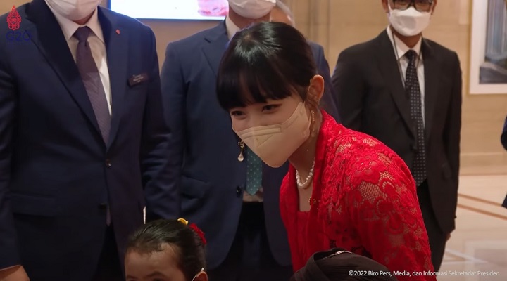 Mengenakan Kebaya Merah