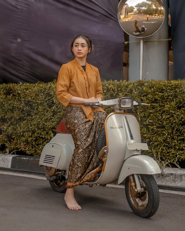 Naik Vespa dengan Kebaya