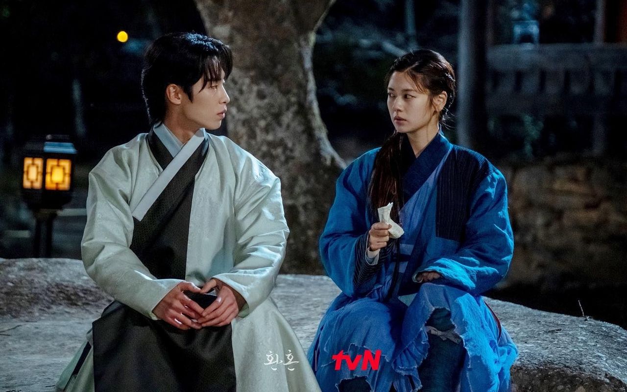 Jung So Min-Lee Jae Wook Bikin Hanyut dalam Chemistry di BTS Adegan Ciuman 'Alchemy of Souls'