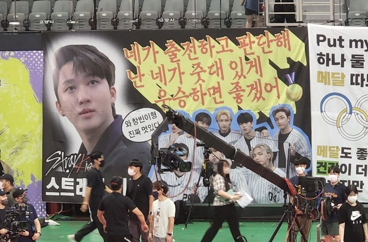 \'Foto Keluarga\' Stray Kids, ITZY, NMIXX dan Xdinary Heroes Bareng Dahyun Tuai Tanggapan Begini Foto Keluarga\' Stray Kids, ITZY, NMIXX dan Xdinary Heroes Bareng Dahyun Tuai Tanggapan Begini