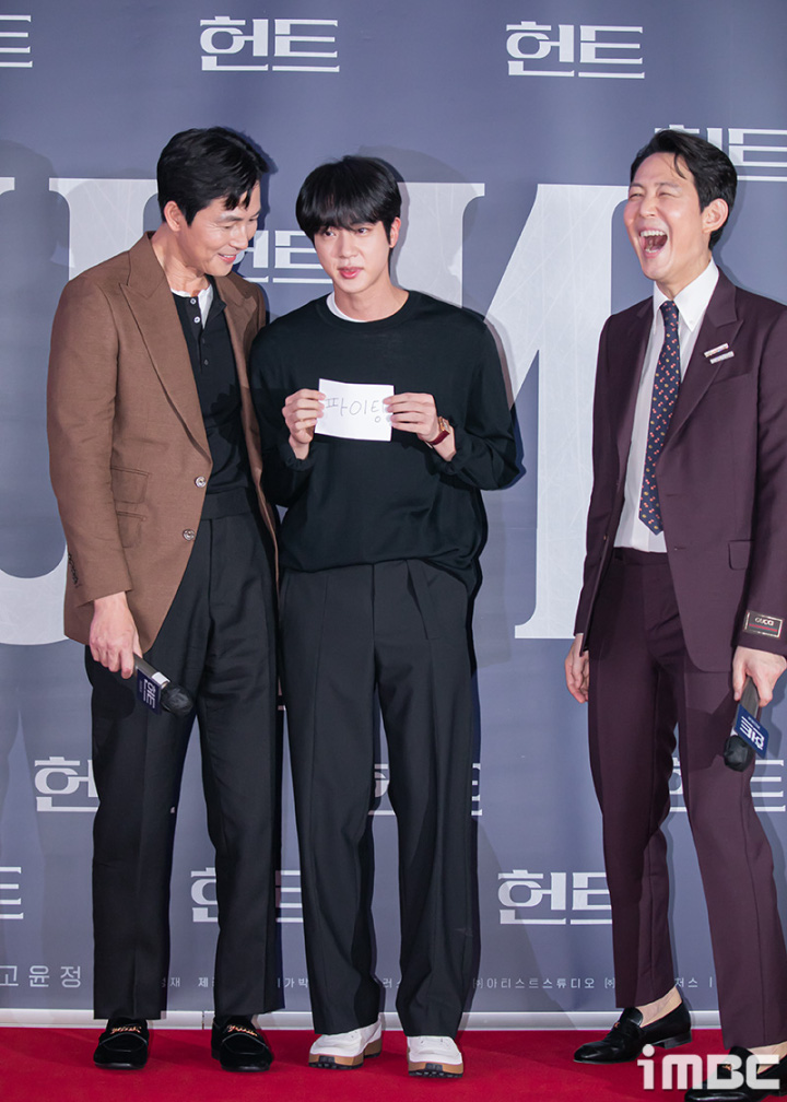 Jin BTS Bawa Pesan Lucu Untuk Jung Woo Sung dan Lee Jung Jae di Premier VIP \'Hunt\'