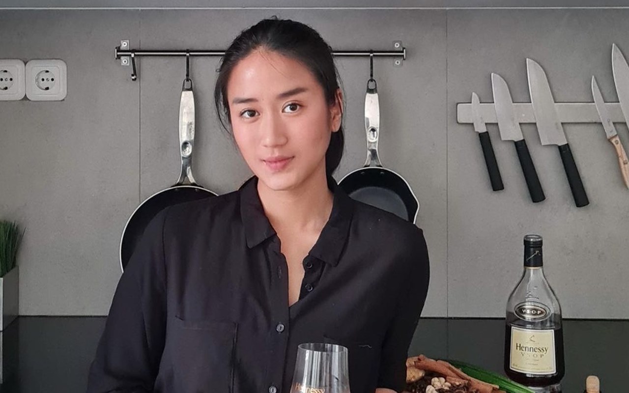 Chef Renatta Pamer Bentuk Bibir Baru Seraya Pose Centil Usai 'Akui' Oplas, Fans Auto Ngakak