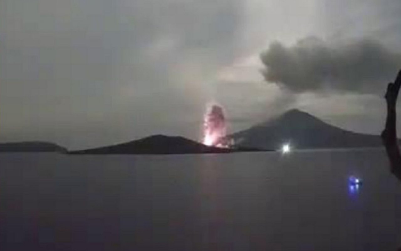 Gunung Anak Krakatau Semakin Aktif, Erupsi 9 Kali Sejak 2 Agustus 2022-Terlihat Sinar Api