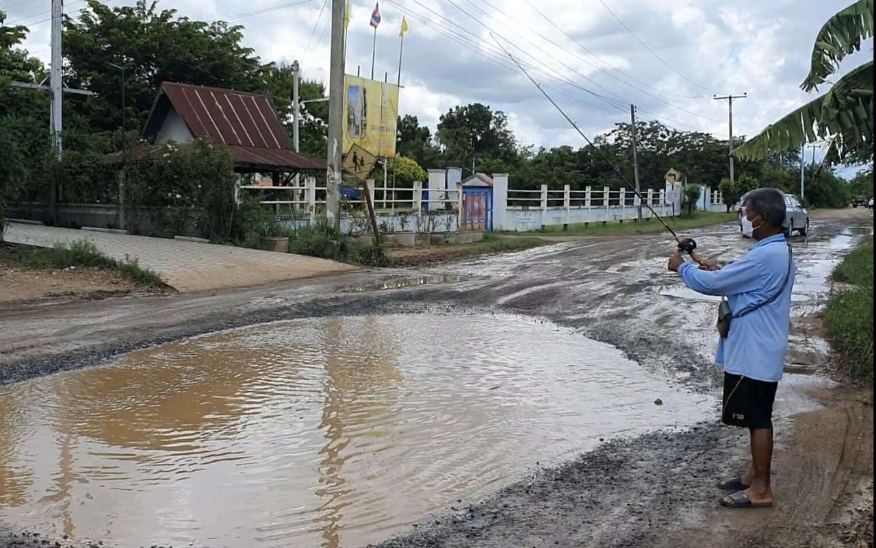 Seorang Pria di Thailand Mancing di Tengah Jalan, Alasan Menyedihkan Terungkap