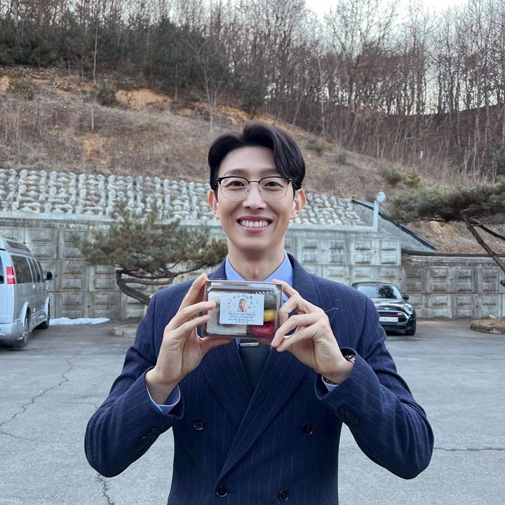 Dikira Bujang, Kang Ki Young Dikirimi Coffee Truck Ibu Mertua di Lokasi \'Extraordinary Attorney Woo\'