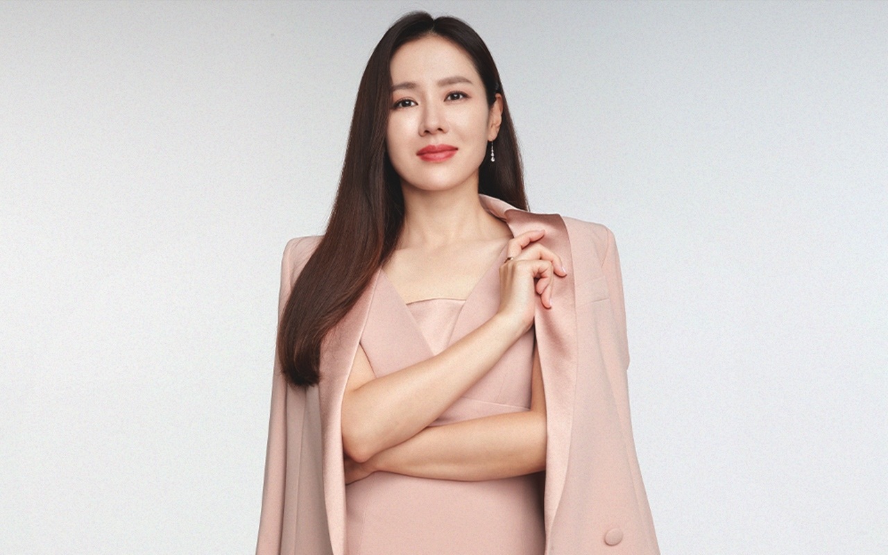 Son Ye Jin Tuai Kontroversi Tak Terduga Gara-Gara Postingan Semanggi Daun Empat