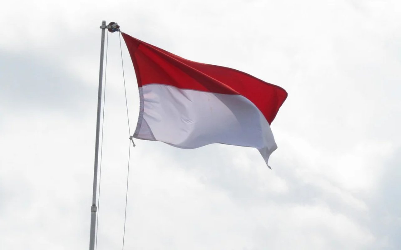 Muncul Bendera Merah Putih 'Selang-seling' di Jakarta, Polisi Langsung Copot